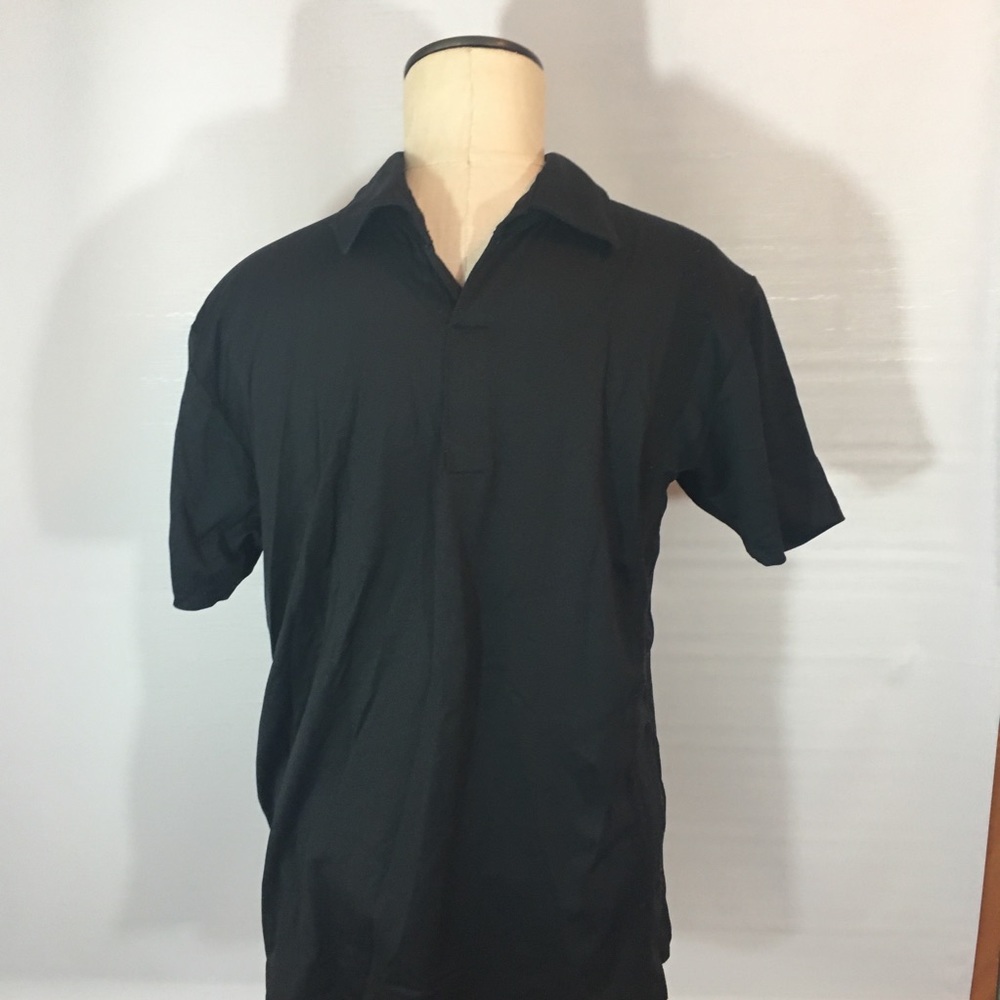 ▪️MENS▪️💥HP💥DKNY black polo. This polo  fits more like a medium